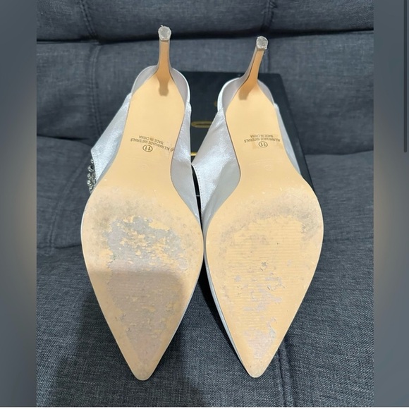 Sephoraa Ivory Satin Pearl Pointed-Toe Mule
Pumps - Picture 9 of 10